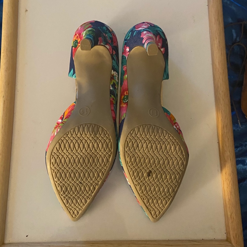 Denim floral print pumps